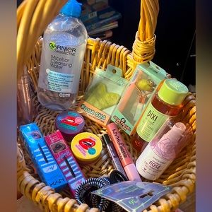 NEW GIVE AWAY!🎁NEXT PERSON TO SEND AN OFFER WINS 3 items from the gift basket!